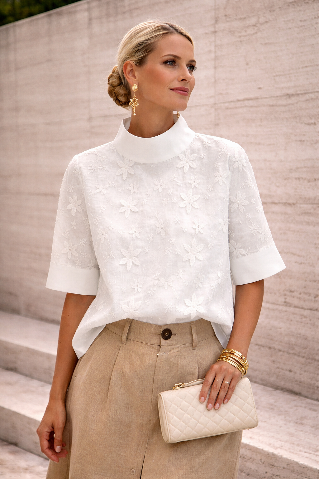 Aveline | Elegante Hochkragen Damenbluse mit Zarter Blumenstickerei 0