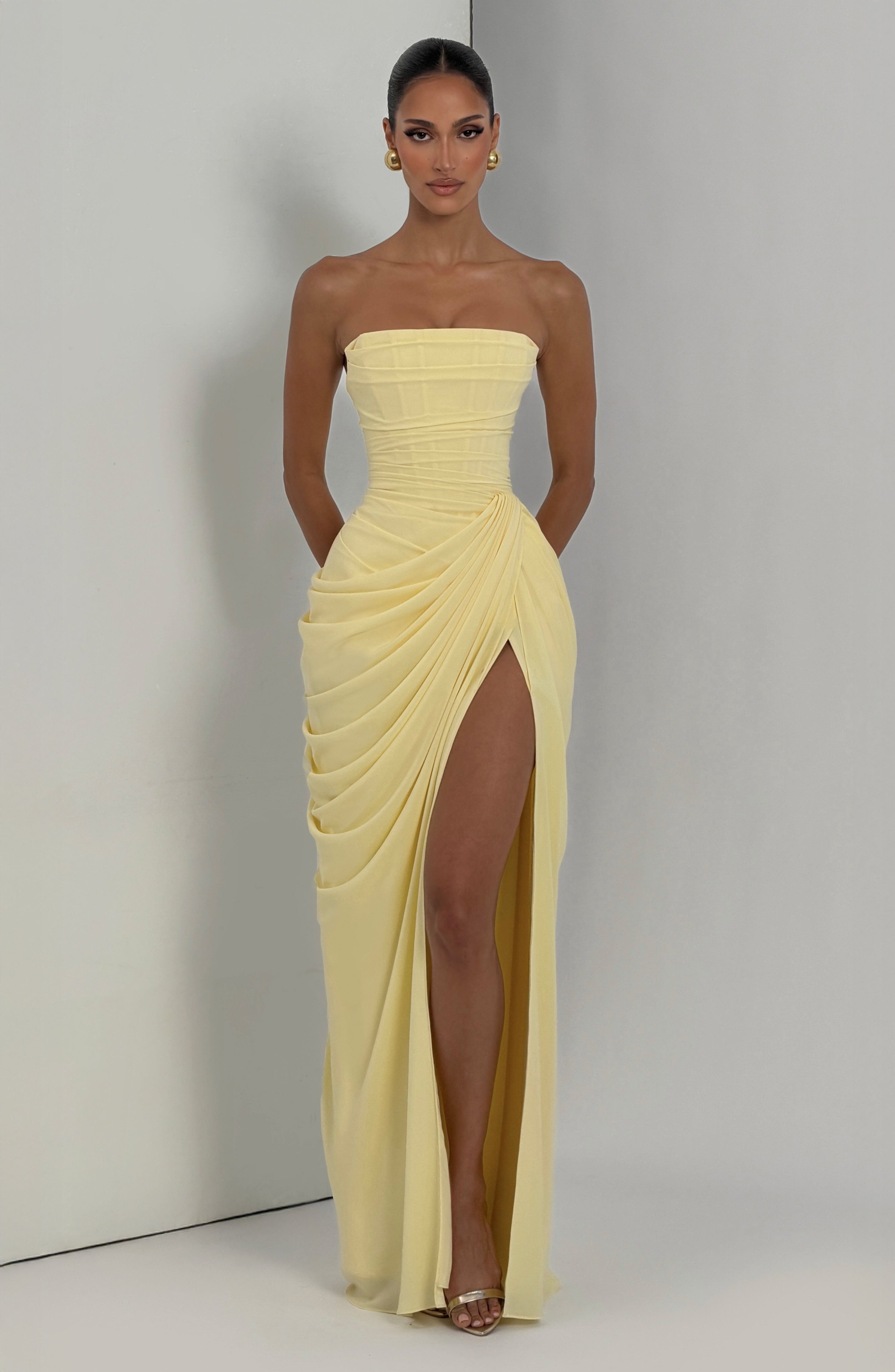 Liora | Elegantes Trägerloses Maxikleid mit Asymmetrischem Design 7